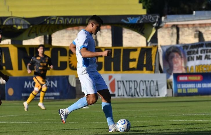 , Bruno Duarte sale desde el fondo.