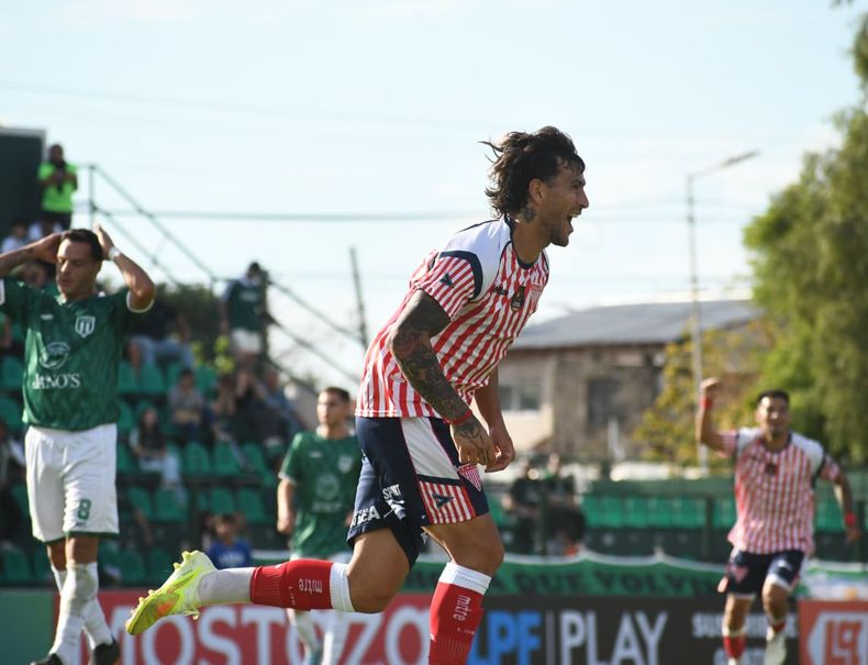 Mauricio Asenjo, con un golazo, abrió el camino del triunfo. Mauricio Asenjo, con un golazo, abrió el camino del triunfo.