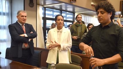 Manuel Garrido y Camila Calvo, de Innocence Project, tras la absolución de Marcos Bazán.