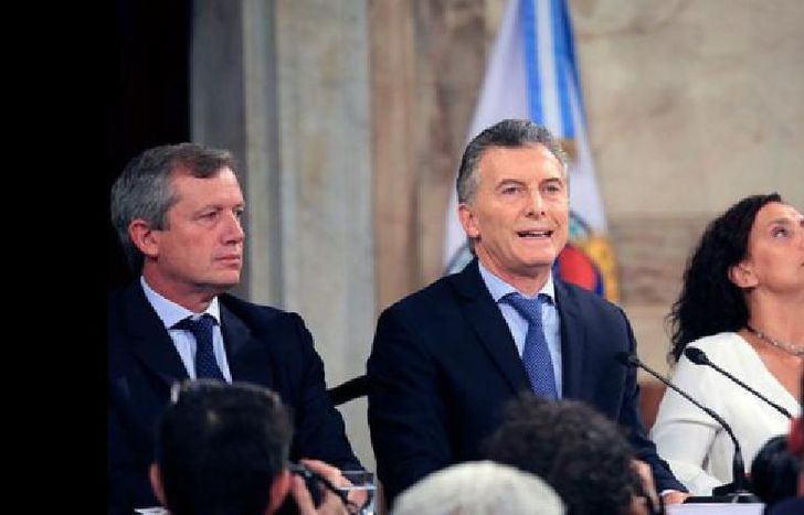 En medio de varias interrupciones, el presidente intenta dar su discurso.