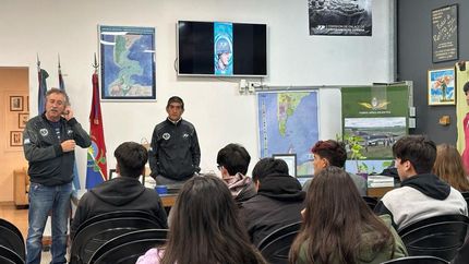 Los veteranos dan charlas y hacen las recorridas.