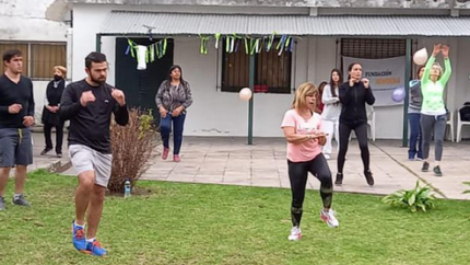 Entrenamiento y ayuda solidaria.
