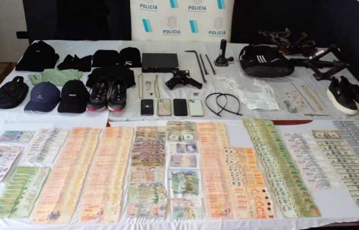 Dinero incautado en poder de los presuntos asaltantes.