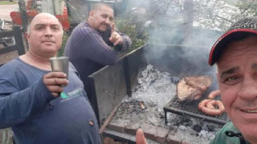 junto a dos amigos en el asado.