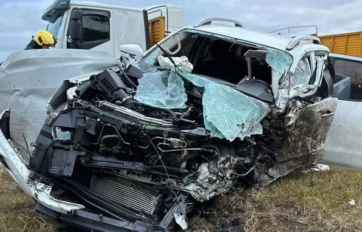 Así quedó la camioneta de la familia tras el choque con el camión.