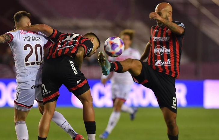 Troyansky queda a espaldas de la jugada.