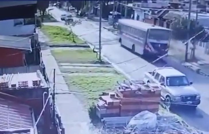 El accidente quedó grabado en una cámara de seguridad.