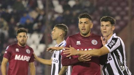 Lanús perdió con Montevideo Wanderers y ahora deberá hacer cálculos en la última fecha.
