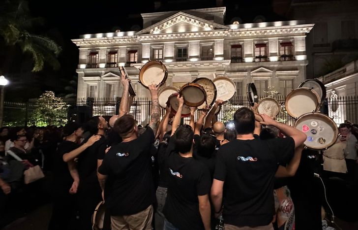 Con los panderos tras tocar más de dos horas en la puerta del hotel.&nbsp;