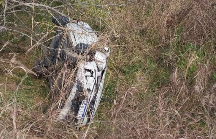 Así quedó el auto de la vecina de Lomas.