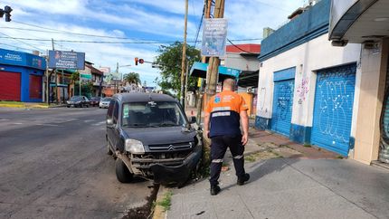 accidente en temperley: una camioneta choco contra un poste