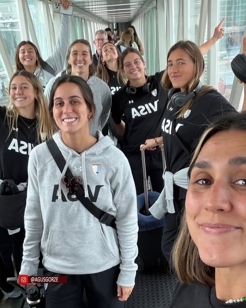 Emma Knobl, con parte de la delegaci&oacute;n.