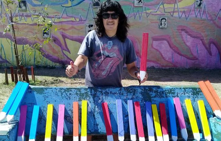 Marcos trabaja desinteresadamente para embellecer la plaza.