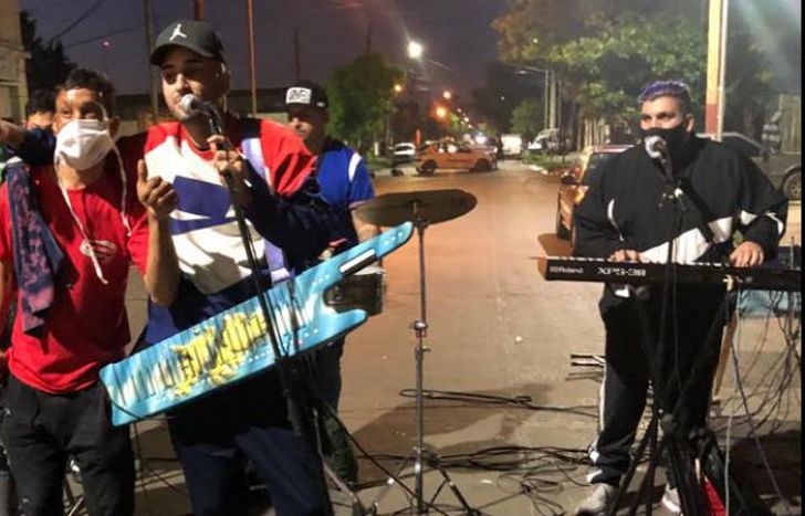 Tocaron en la calle para colaborar.