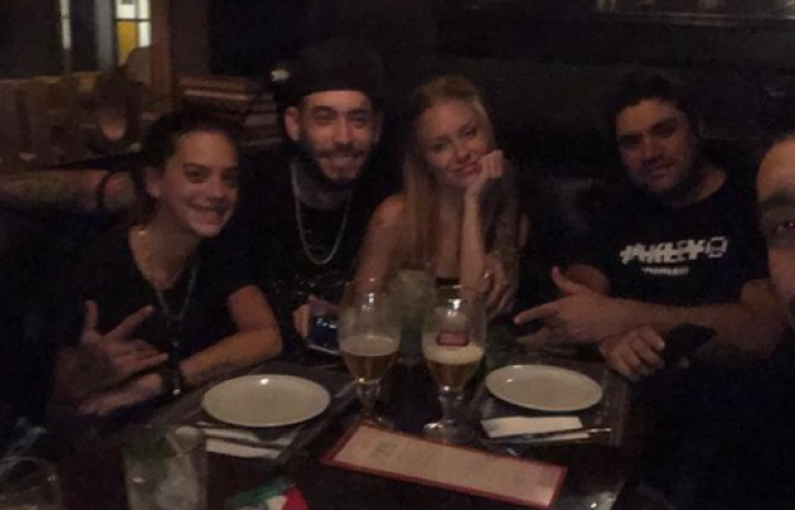 Ulises Bueno, acompañado por Rocío Pardo.