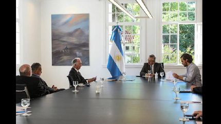 el gobierno, los empresarios y la cgt comienzan a discutir como salir de la cuarentena