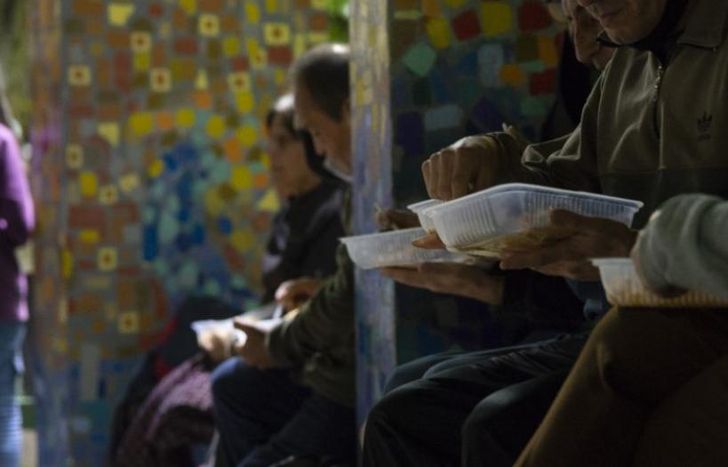 Preparan un almuerzo para compartir en comunidad.