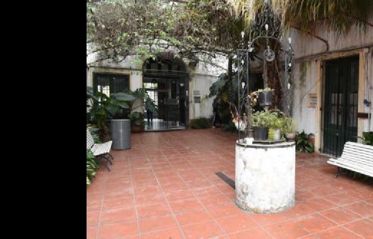 la biblioteca fue fundada en 1938, pero el edificio data del año 1840, con las características intactas de las viviendas de aquella época. se sitúa en las inmediaciones del exferrocarril roca.