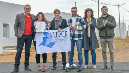 Kicillof encabezó una entrega de viviendas en el municipio de Rauch.