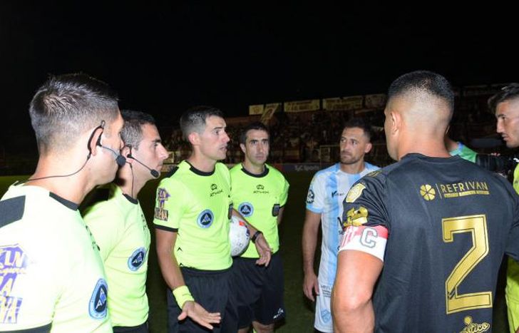 El árbitro junto a los arqueros y capitanes.