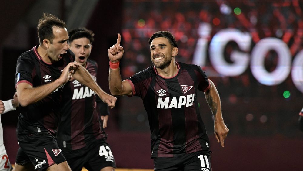 Eduardo Salvio marcó de penal el segundo gol de Lanús.