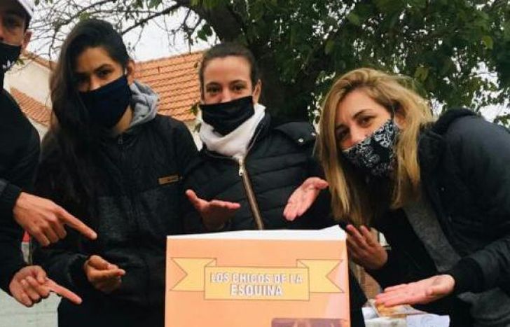 Los hermanos Jan junto a sus parejas en el mismo proyecto.