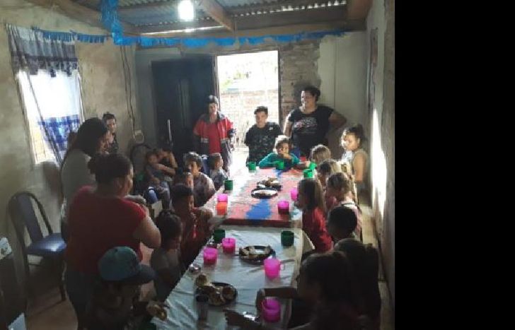 necesitan alimentos, mesas y sillas.