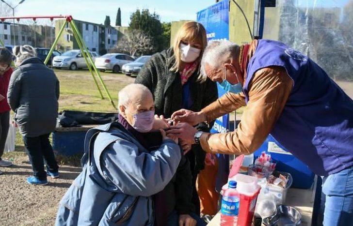 Profesionales siguen recorriendo los distintos barrios.