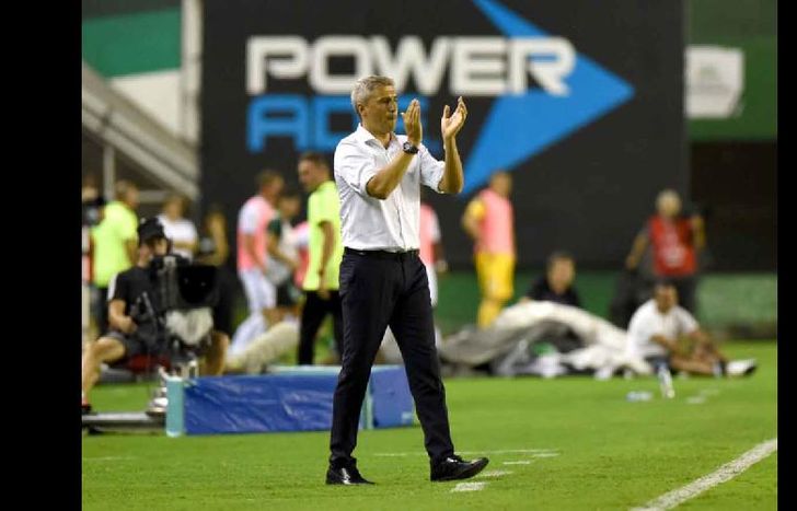Crespo aplaude. Está muy conforme con el nivel de su equipo.
