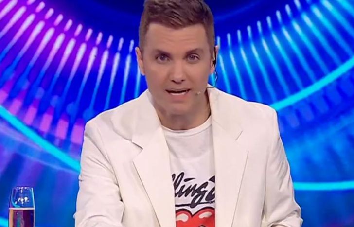 Masiva placa de nominados.