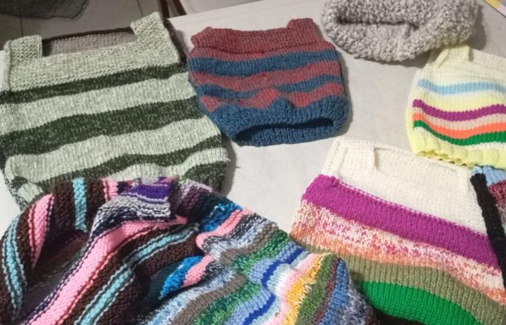 Van a donar nuevamente los chalecos tejidos a mano.
