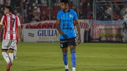 Oswaldo Pacheco se afianzó en la defensa de Temperley.