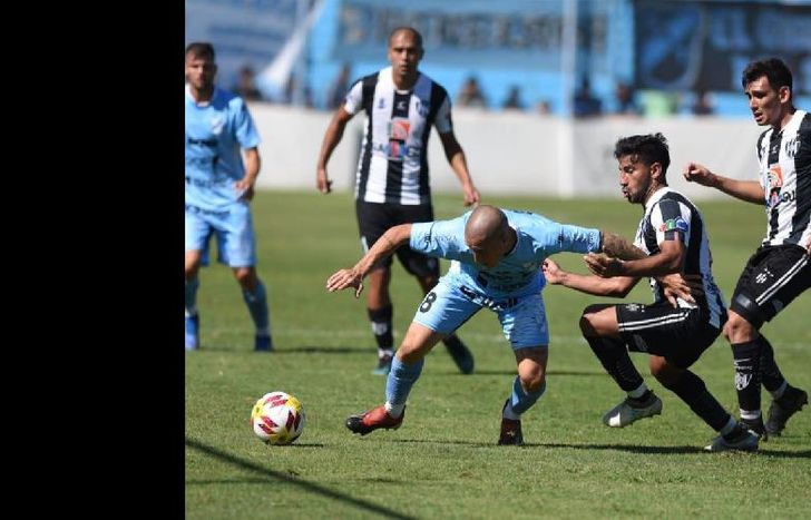 Con Fattori de titular, Aldirico buscó solidez en el medio, pero la visita se impuso en esa faceta.