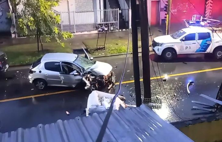 El auto quedó destruido tras el choque.