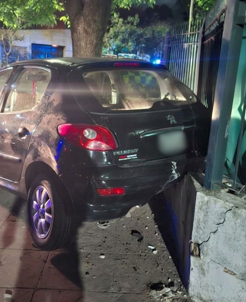 El auto en el que iban los delincuentes.
