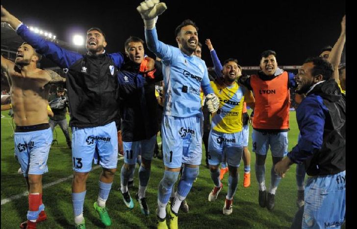 Castro tuvo su tarde soñada con la camiseta de Temperley.