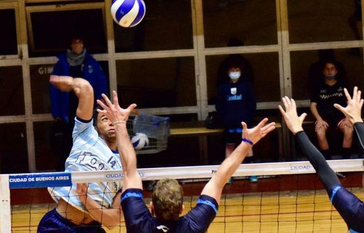 Lomas recibió un golpazo en el partido de ida en CABA.