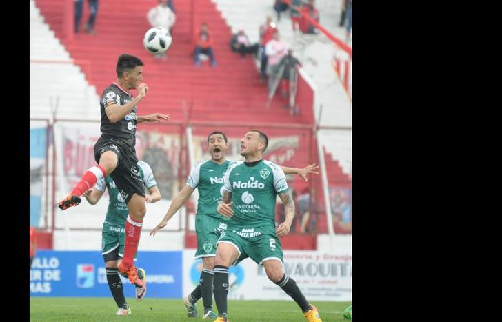 El defensor no tuvo un gran partido ante el conjunto de Junín.