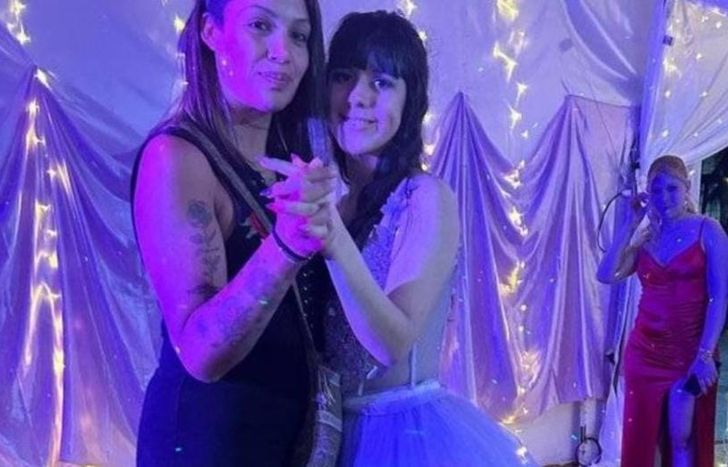 Romina junto a una cumpleañera. La vecina busca seguir haciendo acciones solidarias sin pedir nada a cambio.