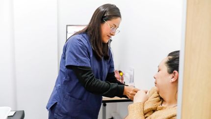 La vacuna está indicada para las embarazadas entre la semana 32 y 35 de gestación.