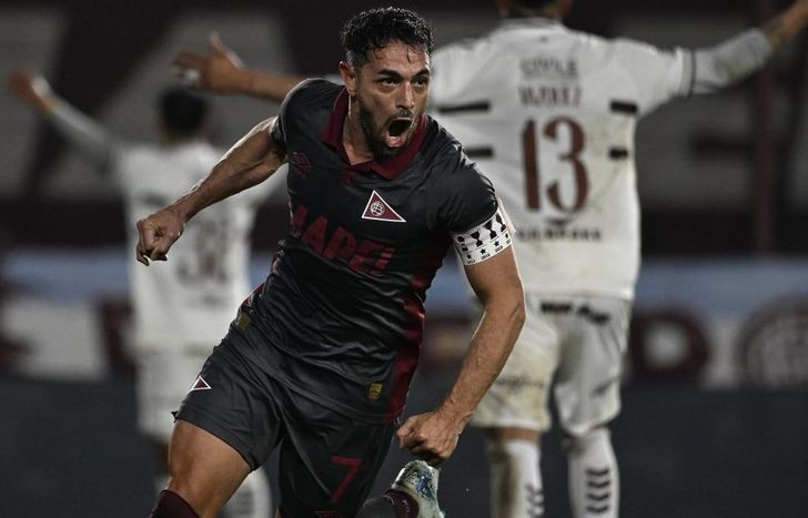 Lautaro Acosta celebra el gol que le dio el triunfo a Lanús.