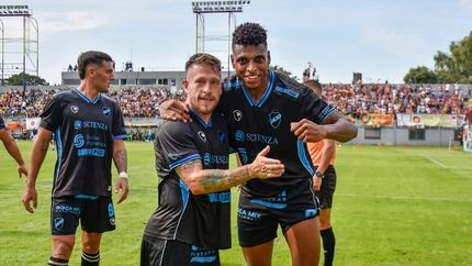 Oswaldo Pacheco festeja con Fernando Brandán el gol de Temperley. Oswaldo Pacheco festeja con Fernando Brandán el gol de Temperley.