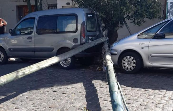 Los postes cayeron en medio de dos vehículos.