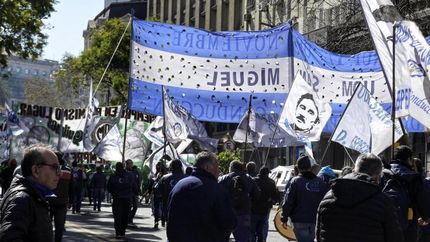 Llegan diferentes organizaciones sociales, políticas, sindicales y estudiantiles.