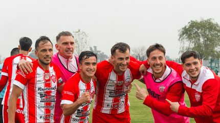 Talleres golea a Camioneros y se sube a la cima en la Primera B.