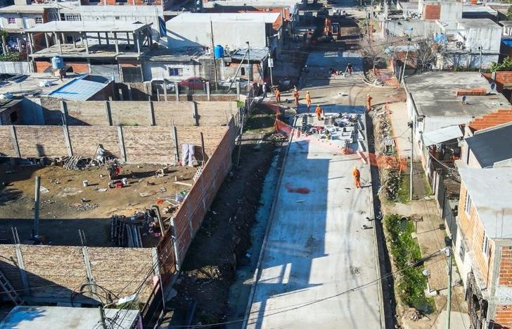 Pavimentan calles y construyen una red de desagües.