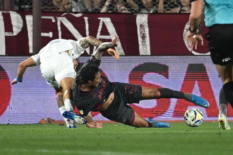 José Canale se anticipa al rival.