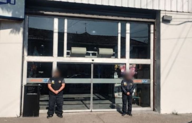La Policía Federal allanó el paseo de compras de Banfield Oeste.