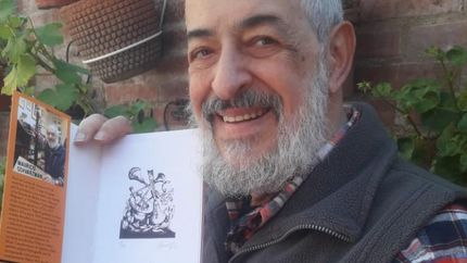 Mauricio, feliz con su libro.