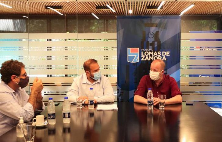 Martín firmó el convenio con autoridades de la empresa.